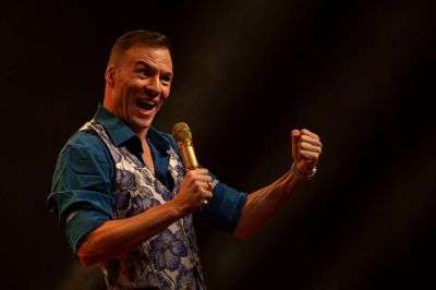 Simon Talbot leverede en sjov og mest af alt anderledes stand-up-oplevelse i Jyske Bank Boxen.