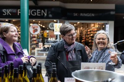 Susanne Brandt Pedersen (til venstre), Jette Lange Bertelsen (i midten) og Jane Kjærgaard Larsen er faste gæster til Strøgcentrets fredagsmarked, men det var deres første deltagelse i Vinfestivalen.