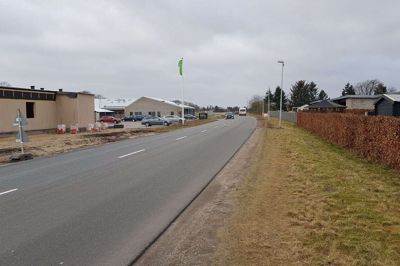 Ikast-Brande Kommune vil søge statslig medfinansiering til tre projekter med cykelstier. Et af projekterne er i Engesvang, hvor tanken er at skabe mere sikre forhold for de bløde trafikanter langs Gl. Kongevej. Blandt andet på den del af vejen, der fører hen til den nybyggede børnehave. Foto: Thomas Vang Nielsen