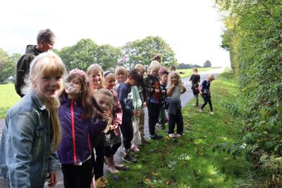 Tobias, Hector, Kristian, Elias, Loui, Alvilda, Malte, Knud, Flora, Johannes, Aston, Aya, Jonas, Carla, Augusta, Sia, Nora og Elisa fra 1.klasse på Uhre Skole har med hver sin farvelagte sten ønsket at sætte fokus på den manglende cykelsti fra Uhre til Brande.