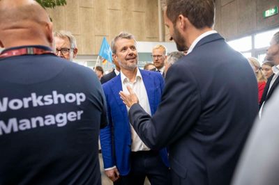 Henrik Kjeldsen i samtale med kong Frederik under EM-arrangementet i Herning.