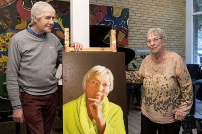 Kunstneren Janis Strupulis portrætterede tidligere på året Bitten Damgaard - nu skal æresborgeren have et portræt på væggen i byrådssalen. Foto: Jørn Deleuran