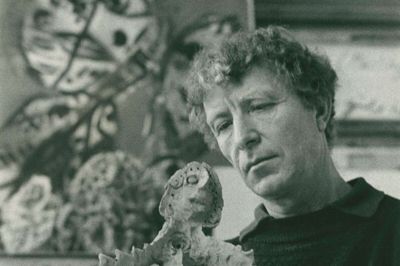Carl-Henning Pedersen blev gjort til æresborger i 2001, og to år senere, i en alder af 90 år, var han ophavsmand for obelisken i rundkørslen i Birk. Foto: Lokalhistorisk Arkiv