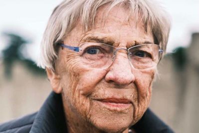 Bitten Damgaard sov sent torsdag aften fredeligt ind, sådan som hun ønskede det: I hjemmet og omgivet af sine nærmeste. Hun blev 98 år og begraves fredag 19. september fra Gjellerup Kirke.