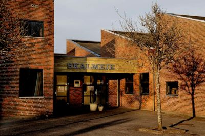 Skolebygningen på Skalmejevej skal fremover huse indskolingen på Sunds Skole, mens mellem og udskoling samles på Nøddevej.