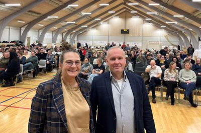 Mange borgere mødte ad to omgange ind til de workshops, der blev holdt i hallen i Sunds og skulle kaste lys og de forskellige scenarier for fremtidens skole i byen. Skoleleder Boris Loftager og skolebestyrelsen trak nitten - forligspartierne valgte nemlig at gå med et andet scenarie. Til venstre er det Herning Kommunes skolechef, Lene Brandt.