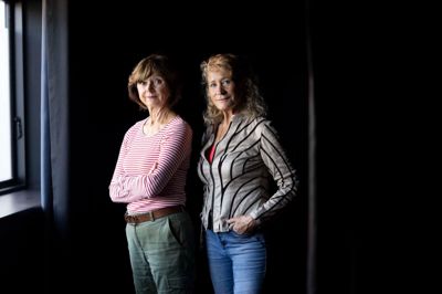 Sonja Oppenhagen og Birgitte Raaberg spiller to barndomsvenner i teaterthrilleren »Glashuset.« Skuespillerinderne selv har været venner siden 1986.