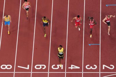 Verdensstjernen Kishane Thompson var i særklasse, men de efterfølgende pladser i andet heat ved VM i Tokyo. Simon Hansen i bane 2 kom i mål som nummer fem - bare 0,01 sekund fra tredjepladsen.