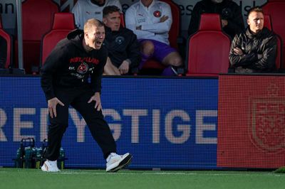 Cheftræner Mike Tullberg efterlader ingen tvivl om sit følelsesliv på sidelinjen. Her skriger han dessiner ind til spillerne under sin debut som FCM-træner.