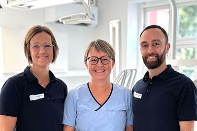 Kjellerup Tandlægecenter overtager Tandlægerne Vestergade. I mørke trøjer ses tandlægerne Mehdi Kamstrup Nourbakhsh og Ellen Kjær Dam fra Kjellerup Tandlægecenter i Sindingsgade, og i midten er det Charlotte Præstmark fra Tandlægerne Vestergade.