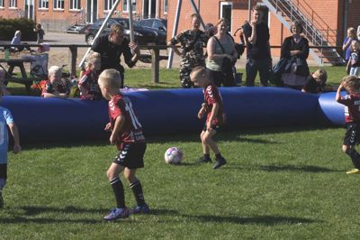 De yngste fodboldspillere til Hodsager Børnecup spiller på oppustelige fodboldbaner. For med over 1000 spillere kræves der mange baner.