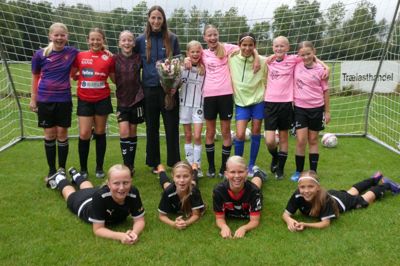 Michelle Hyldahl sammen med sit U12-pigehold.