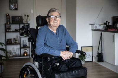 84-årige Svend Dam lægger ikke skjul på, at det var et hårdt slag at miste begge sine ben inden for otte dage. Men han forsøger at holde humøret højt - og det er i sig selv ganske livsbekræftende. Foto: Malene Tswai