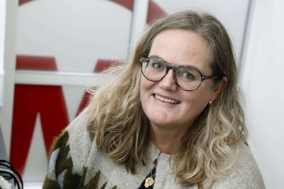 Inden Jette Aaes begyndte på journalistuddannelsen, kickstartede hun sin journalistiske karriere på Ikast Avis som redaktionsassistent. Til årsskiftet overtager hun redaktørstolen på avisen, hvor hun også skal stå redaktionelt i spidsen for Herning Folkeblads Ikast-Brande-indhold. Foto: Henrik Ole Jensen