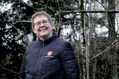 Før var hun orange i partifarven. Nu er hun grøn. Marianne Karlsmose skifter fra KD til Det konservative Folkeparti og bliver folketingskandidat.
