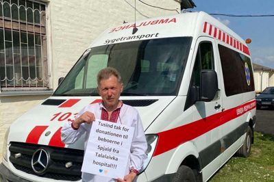 Denne ambulance har haft en fortid i Danmark, men nu er den for 65.000 kroner købt, renoveret og sendt til Ukraine. Pengene er kommet fra en stor støtteindsamling i Spjald i marts, hvor man samlede mere end 100.000 kroner ind. Nu er ambulancen på plads i Ukraine i byen Talalaivka øst for Kiev. Foto: Privatfoto