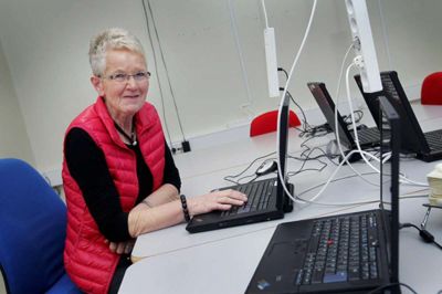 Birthe Degnbol og Røde Kors lokker med kontant belønning, hvis man vil bruge to timer på at samle penge ind for organisationen søndag 1. oktober. Foto Ole Skydt