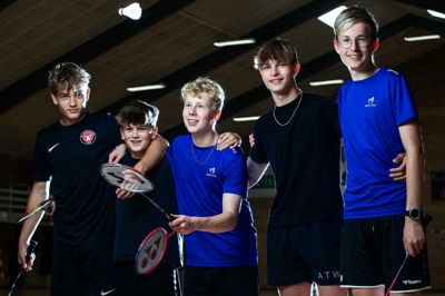 Fra venstre: Mikkel Rødgaard, Aske Mølgaard Schmidt, Mads Kristensen, Jason Vestergaard og Jonas Kunstmann Rasmussen har i flere år spillet badminton sammen. Godt nok dyster de mod hinanden, men faktisk er hyggen og fællesskabet det vigtigste for drengene.