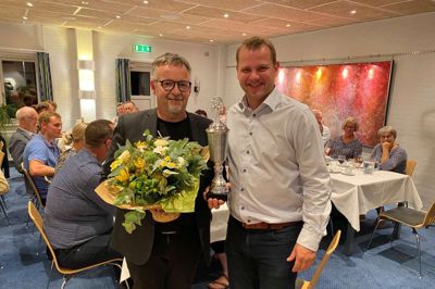 Søren Palmelund (t.v.) blev hyldet som modtager af årets Initiativpris sidste år, da Erhvervsgruppen Spjald havde generalforsamling. Formand Michael Hansen overrakte både pokal og blomster.