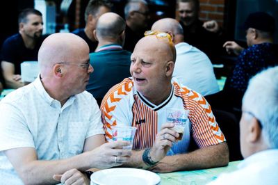 Jan Kristensen, i hvid skjorte, og Søren Olesen får en snak og et glas øl.
