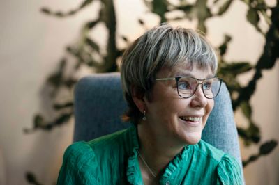 Udsigten selv på en regnvejsdag kan være lys og let fra en bestemt lænestol i Annette Bech Vads stue. Fra denne plads giver hun rum til refleksioner og til at komme i kontakt med noget, der er større end hende selv. For Annette Bech Vad hedder det tro. Foto: Henrik Ole Jensen