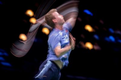 Kim Astrup har spillet sig i verdenstoppen i badminton. I Asien kan han ikke gå mange meter, før der skal tages billeder og skrives autografer. Ofte er far, Per Astrup, at finde på lægterne, når sønnen er i kamp.