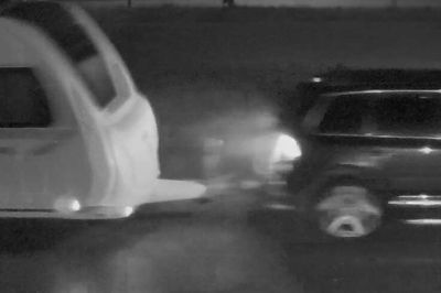 Sådan så det ud, da en campingvogn blev stjålet fra Antoncamp i Videbæk sidste år. Nu mener politiet at have fundet en af gerningsmændene.