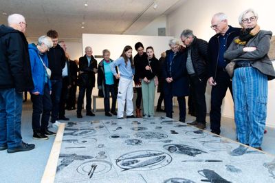 Vestjyllands Kunstpavillon/Arne Haugen Sørensen Museum skal have ny daglig leder, der forventes at tiltræde ved årsskiftet.Billedet er fra ferniseringen på kunstneren Laila Westergaards granitkunst.