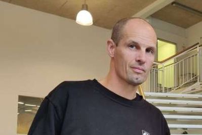 Lederen af Spjald Fritidscenter, Brian Vang, håber at kunne finde en medarbejder til at stå for lette traktementer i centrets køkken, så det kan bruges i mindre omfang. Men det lukker til større arrangementer med virkning fra 1. juni.