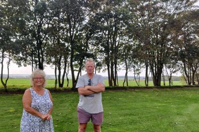 Bente og Kjeld Søndergaard har boet vest for Herborg i 37 år. De bliver om lidt pakket ind i skov på fire sider af ejendommen. Deres utilfredshed har nu resulteret i, at de har fået tilbud om at købe op til to hektar jord for at undgå at få skove meget tæt på deres ejendom. Foto: Jens Kristian Lynderup