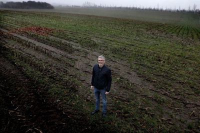 Nu kommer der til at ske noget på marken her ved Vorgod-Barde. Nye byggegrunde er på vej, og det glæder den lokale ildsjæl Per Nørgaard, som i flere år har knoklet for at få et bredere udvalg af byggegrunde i lokalområdet. Foto: Henrik Ole Jensen