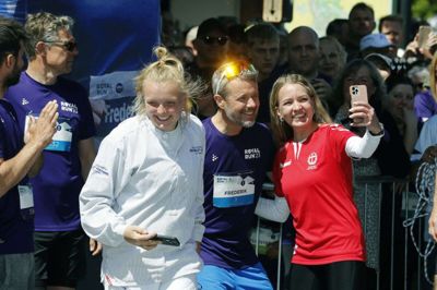 Både Gry Astrup (t.v.) og Rikke Mæng Ibsen er tilfredse med, at Frederik X er blevet konge. De beskriver ham begge som meget folkelig.