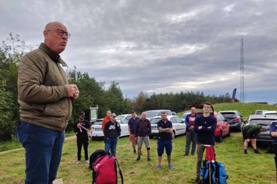Erik Viborg (V) er formand for Kultur og Fritidsudvalget i Ringkøbing-Skjern Kommune. Han har ikke noget i mod at stille sig op og holde en tale, om det er for 200 dicsgolfspillere som her i VIdebæk eller 5000 på stadion i Spjald. Han ser det som et privilegium at blive spurgt.