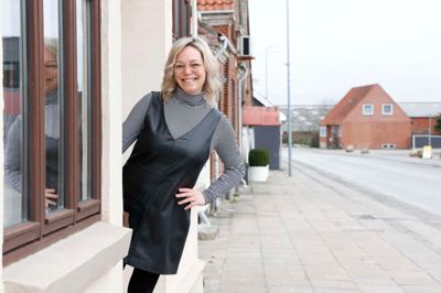 44-årige Tina Bay er klar - eller i hvert fald næsten klar - til på fredag, når hun åbner salon i Spjald.