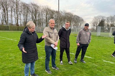 Det er Ingrid Andersen fra Spjald IF, der har indstillet Kenneth Dam Pedersen (nummer to fra højre) og Max Pedersen (t.h.) til Søren Ankersens Rejselegat. Søren Ankersen (nummer to fra venstre) var selv til stede ved overrækkelsen.