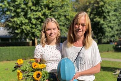 Sissel (t.v.) og Karin Majenborg bærer ikke blot Carolines urne til gravstedet sammen, de bærer også minderne og viljen sammen til at lade deres afdøde søster og datter leve med i hverdagen, så Caroline altid får en plads i deres nye hverdag uden det forhindrer dem i at leve levet videre.