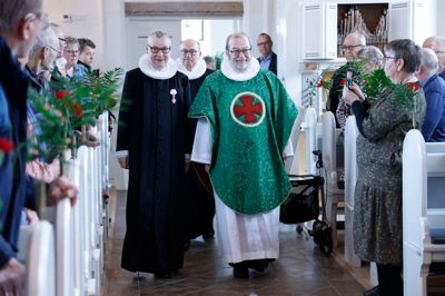 Den nye messehagel blev søndag præsenteret i Herborg Kirke. Den bæres her af sognepræst Jens Borg Spliid. Ved siden af ham går provst Poul Ivan Madsen og bag dem præstekollega Karl Lund.