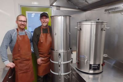 Alan Larsen (t.h.) og Simon Sand Larsen ved noget af det udstyr, der brygger deres øl. Far og søn er netop vendt hjem efter en tur til København, hvor danske ølentusiaster for alvor fik øje på øllet fra Grønbjerg.
