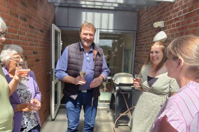 I dag er det kristendemokraten Jens Erik Damgaard, der er formand for Social- og sundhedsudvalget i Ringkøbing-Skjern Kommune, hvis han fortsætter med det efter valget bliver han også automatisk medlem af det regionale sundhedsråd for ledelsen af Regionshospitalet i Gødstrup.