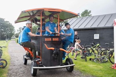 Spjald Byfest åbnede med cykelsponsorløb. Her trampede 39 deltagere sig til 71.000 kroner. Beer Bike, som ses på billedet, bestod af 10 lokale mænd, der trampede i pedalerne. Hver gang de cyklede én kilometer, samlede de 1800 kroner ind.