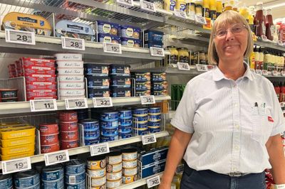 Jytte Aas Højer går på efterløn i august. På lørdag bringer vi et portræt af Spjalds kendte kassedame.