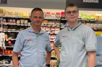 Butikschef Dennis Pedersen Vands (t.v.) fra Spar Ørnhøj sammen med Kasper Bundgaard Fredensdal, der er i 13 ugers praktik i butikken.