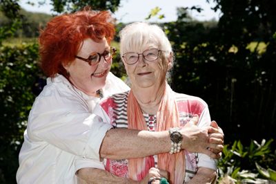 Ragnhild Kaasgaard (t.v.) er glad for sin mor Thyra Kaasgaard. De er henholdsvis 62 og 92 år. Der er gensidig respekt og anerkendelse mellem dem, så det er ikke fra den relation, Ragnhild Kaasgaard har hentet råstoffet til skuespillerrollen som Misse Møhge.