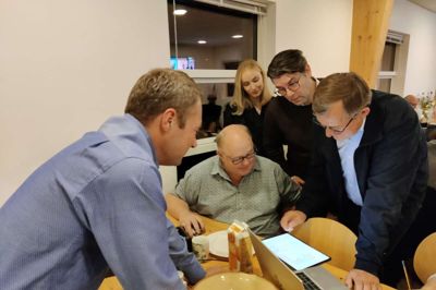 Jens Nicolai Vejlgaard, formand for Venstre i Region Midtjylland (siddende) følger spændt med på valgaftenen. På billedet ses også borgmester i Ringkøbing-Skjern kommune, Hans Østergaard (forrest til højre). Folketingskandidat - og nu medlem Mads Fuglede (stående i midten). Bagerst ses Mads Fugleds kæreste, Maria. Forrest i billedet ses Hans Christian Tylvad, kommuneformand for V. Foto: Jens Kristian Lynderup