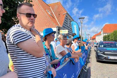 Mange var iført blå bøllehatte og havde pap-klappere i hænderne, da de torsdag stod klar i Ringkøbing, der var startby for Postnord Danmark Rundt.