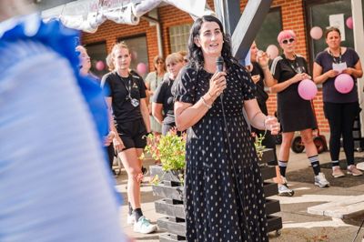 Caroline Byg Ejstrup (med mikrofonen i hånden) var tovholder på løbet.