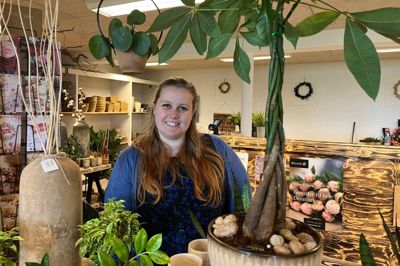 34-årige Heidi Folkmann Hansen overtager tirsdag 1. oktober Krog Blomster i Spjald. Samme dag ændres butikkens navn til Vildblomsten.