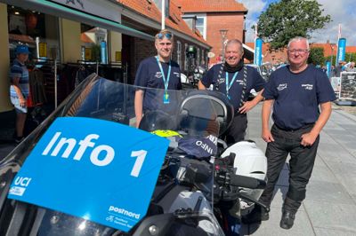 Martin Frank, Søren Hylleberg Sørensen og Torben Jespersen - fra venstre mod højre - har alle taget en uges ferie for at være frivillige ved Postnord Danmark Rundt. Her ses de inden starten på anden etape.