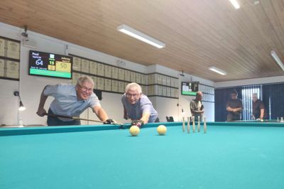 Med kø, klæde og kegler går omkring 50 aktive medlemmer til bordene i Spjald Billardklub. Nu kan de snart fejre 50 år jubilæum, og det skal markeres med åbent hus. To af de aktive medlemmer er Per Pedersen (t.v) og Tage Christensen