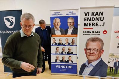 »Forsamlingshuset«. Det er arbejdstitlen på den bog, Ringkøbing-Skjerns viceborgmester, Søren Elbæk (S) netop er gået i gang med at skrive. Her er han fotograferet i Grønbjerg Forsamlingshus til et vælgermøde.